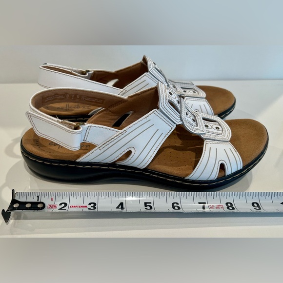 Clarks LEISA VINE Leather Size 8M White Buckle Sandals Wedge Heel - Picture 6 of 9